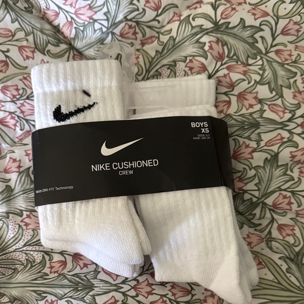 Nike White Cushioned Crew Athletic Socks - Boys XS